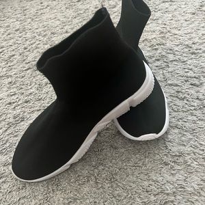 New without tag Steve Madden shoes. Size 7.5 M